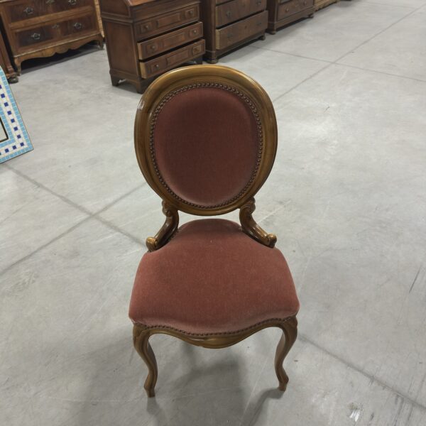 Czerwone krzesło z owalnym oparciem