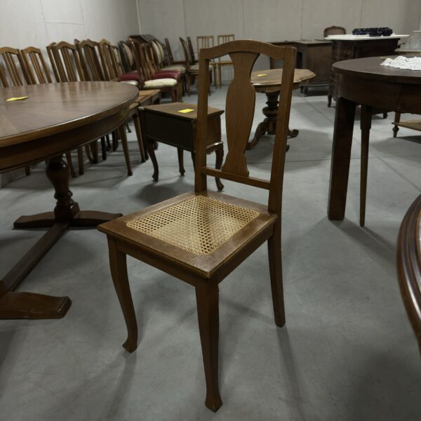 Drewniane krzesło z ratanowym siedziskiem