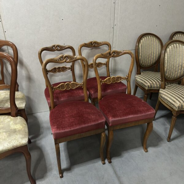 Zestaw 4 drewnianych krzeseł ze zdobieniami