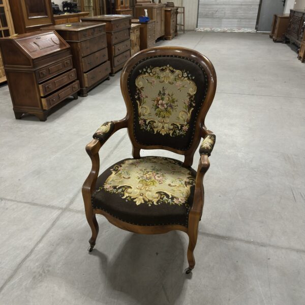 Piękny zdobiony fotel