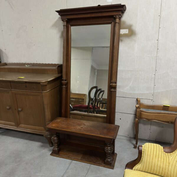 Wysokie lustro z szafką podstawką