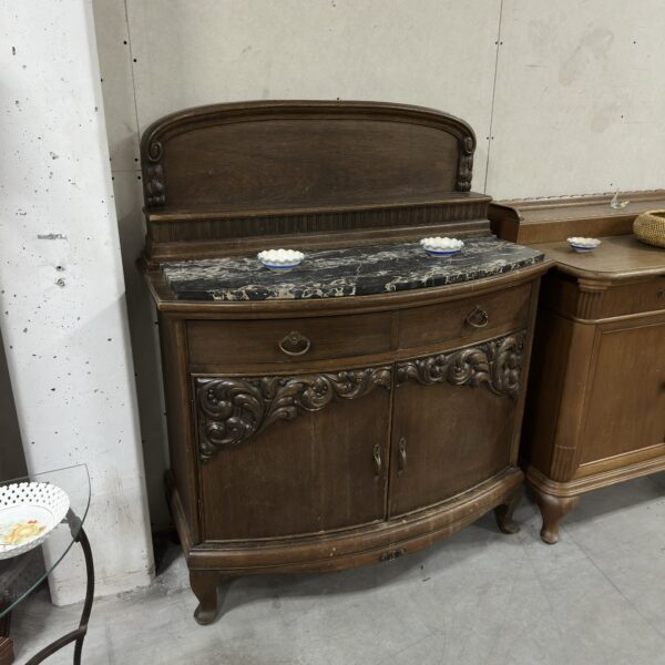 Drewniana komoda ze zdobieniami