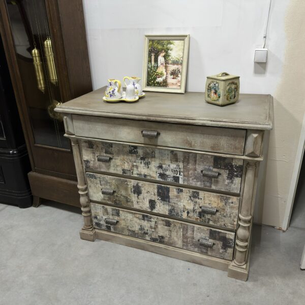 Ręcznie odnowiona komoda