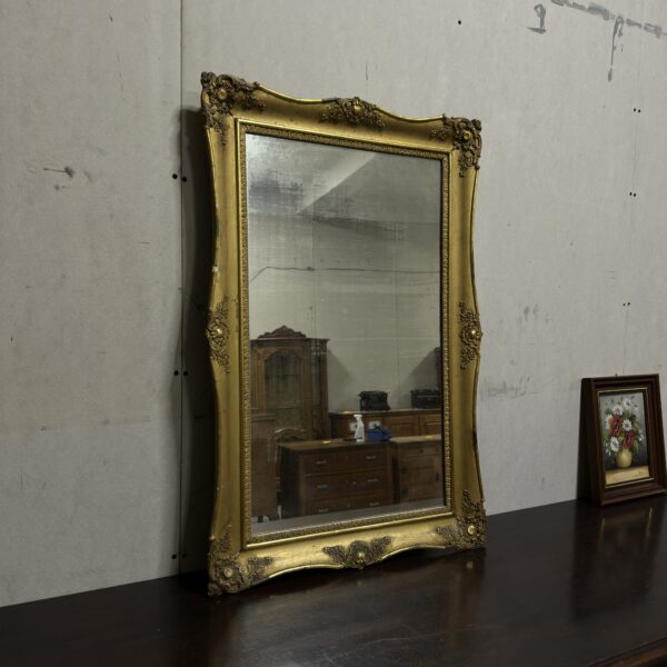 Lustro ze złotymi zdobieniami